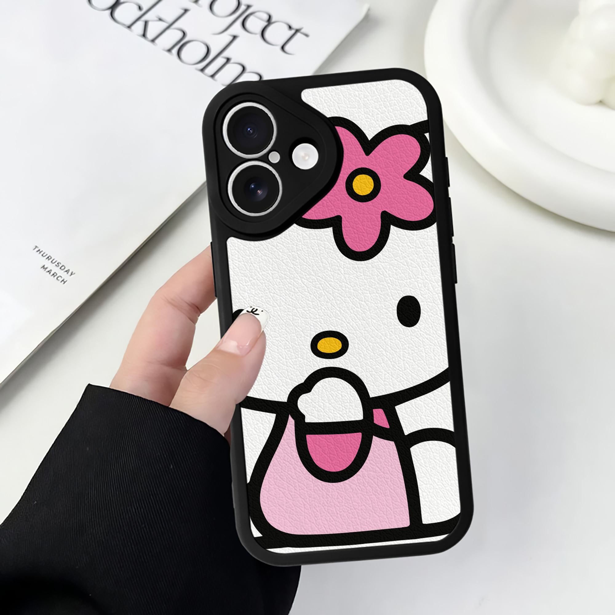 （画像用） Hello Kitty ハローキティ 【iPhone 16シリーズ対応】シリコンスマホケース（レザー調） 材質：シリコン